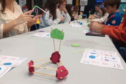 Catapulta elaborada con palos y elementos de goma eva en Fab Lab León.