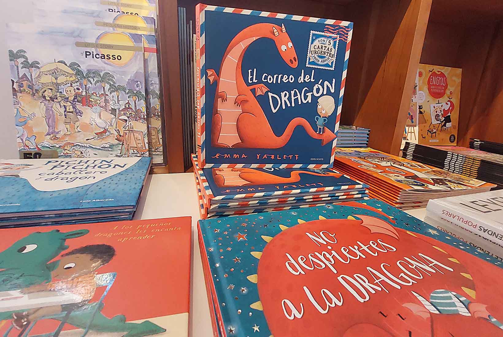 Libros sobre dragones en la tienda del museo Casa Botines