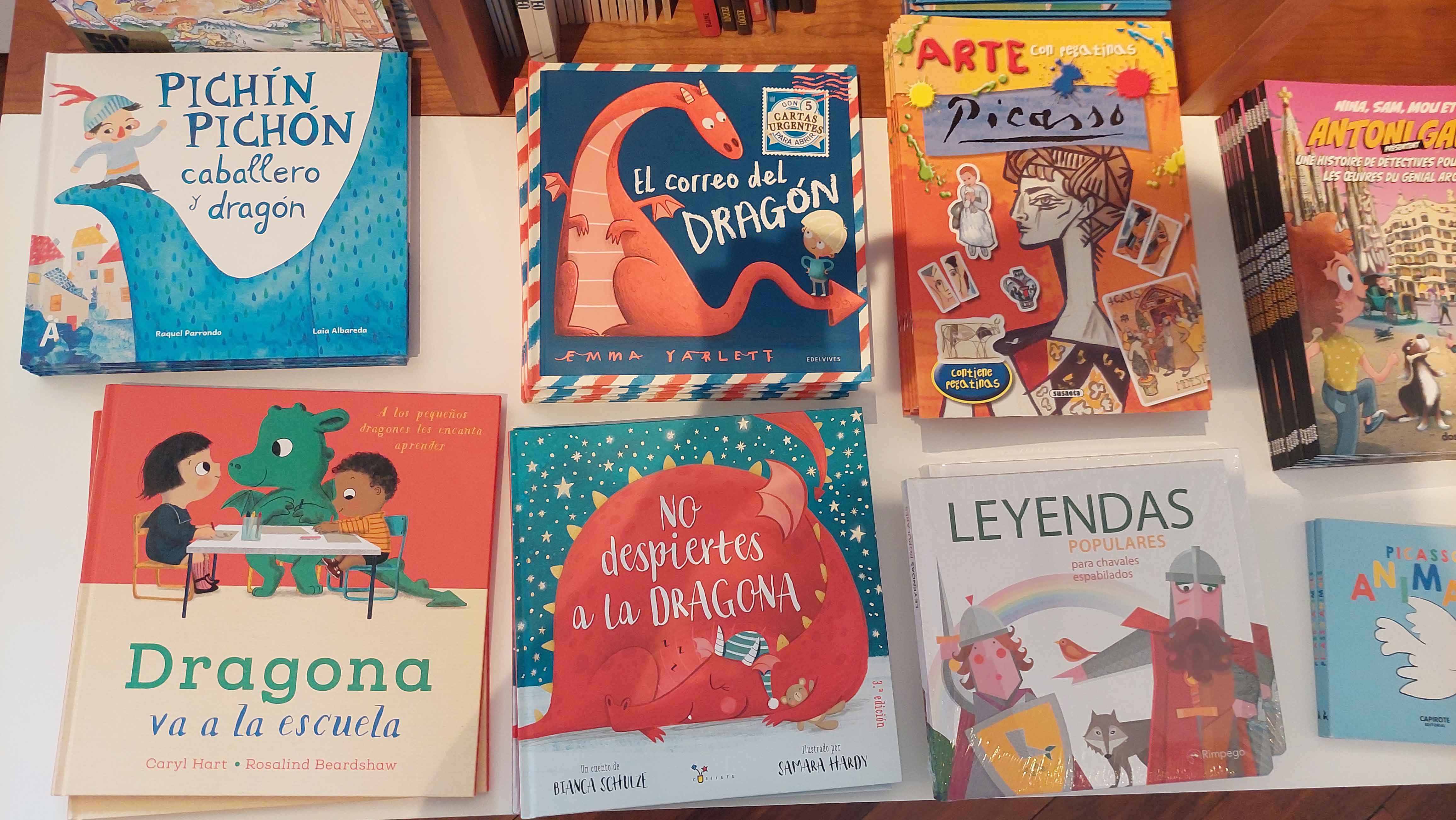 Libros infantiles en la tienda de Casa Botines. Sobre dragones, arte, Gaudí y Picasso.