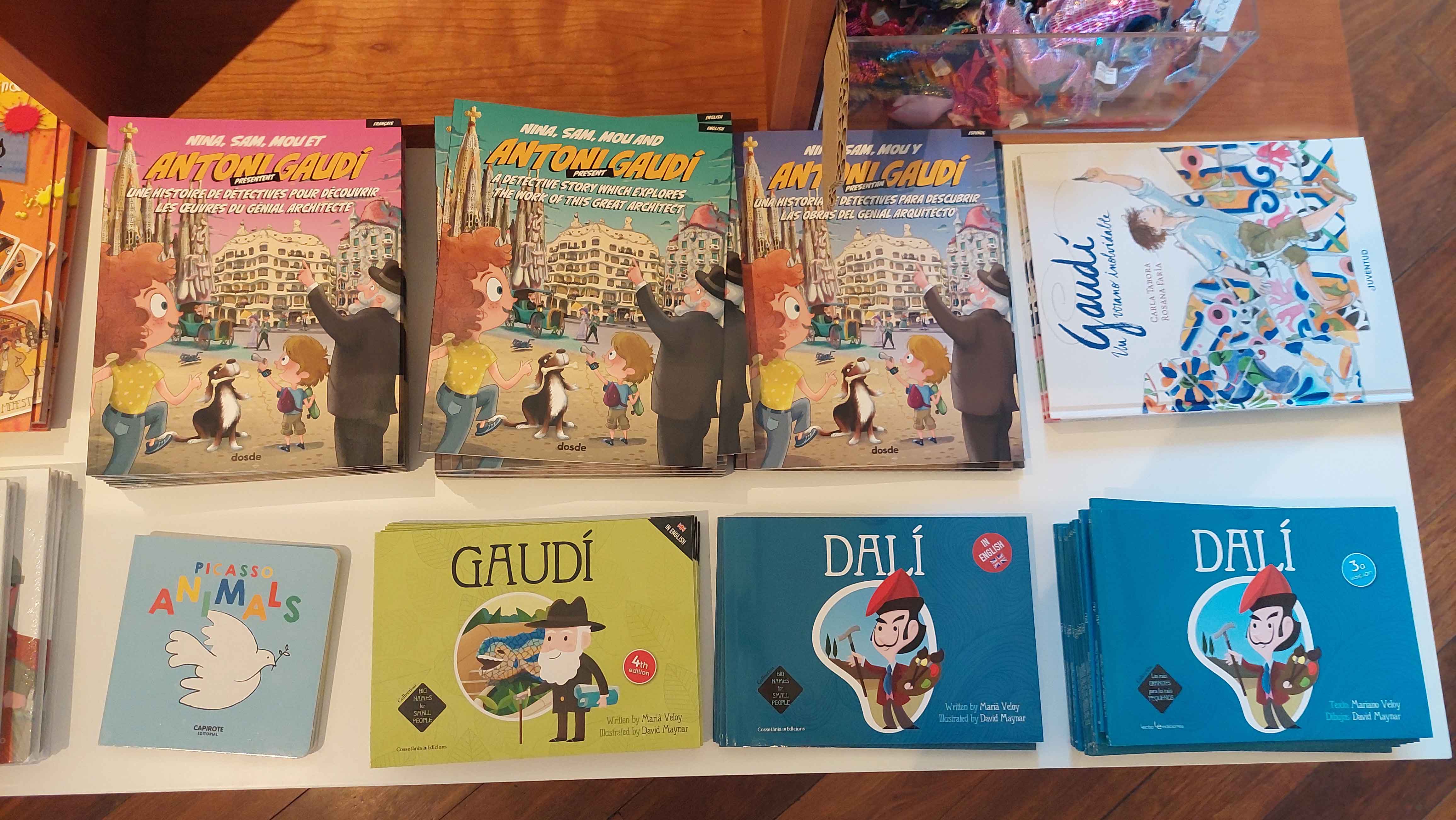 Libros infantiles en la tienda de Casa Botines sobre Gaudí, Dalí y Picasso.