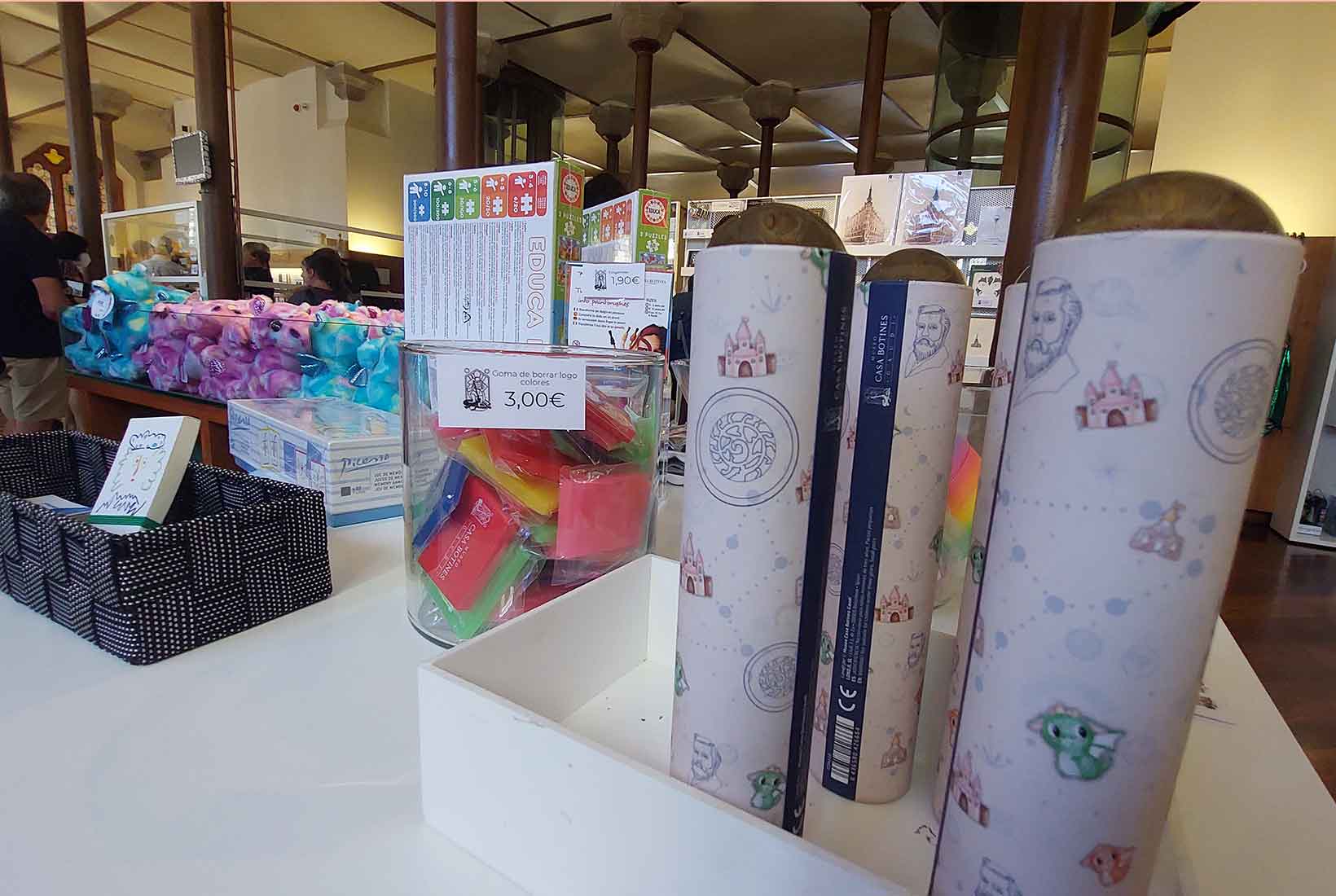 Artículos de Casa Botines en la tienda del museo de León