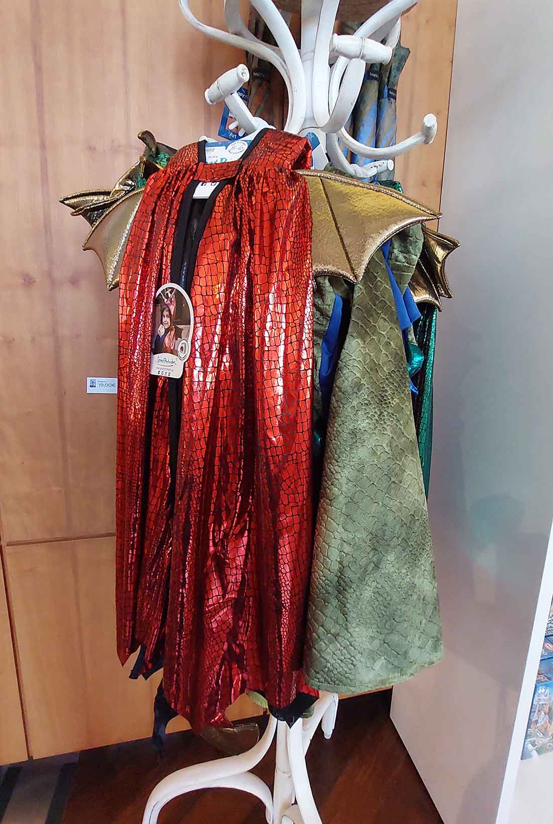 Disfraces de dragón expuestos a la venta en la tienda del Museo Casa Botines Gaudí