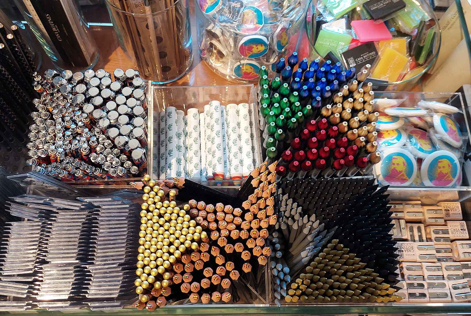 Gomas, lápices, bolígrafos, afilapuntas y otros materiales de papelería con el logo de Museo Casa Botines Gaudí