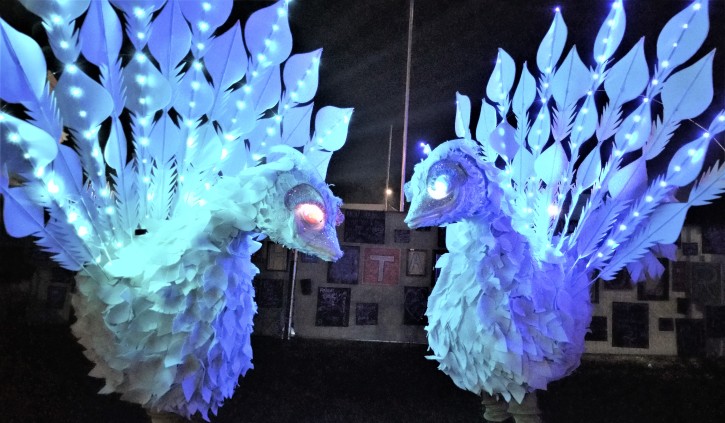 Dos grandes aves en la Cabalgata de Reyes Magos de León