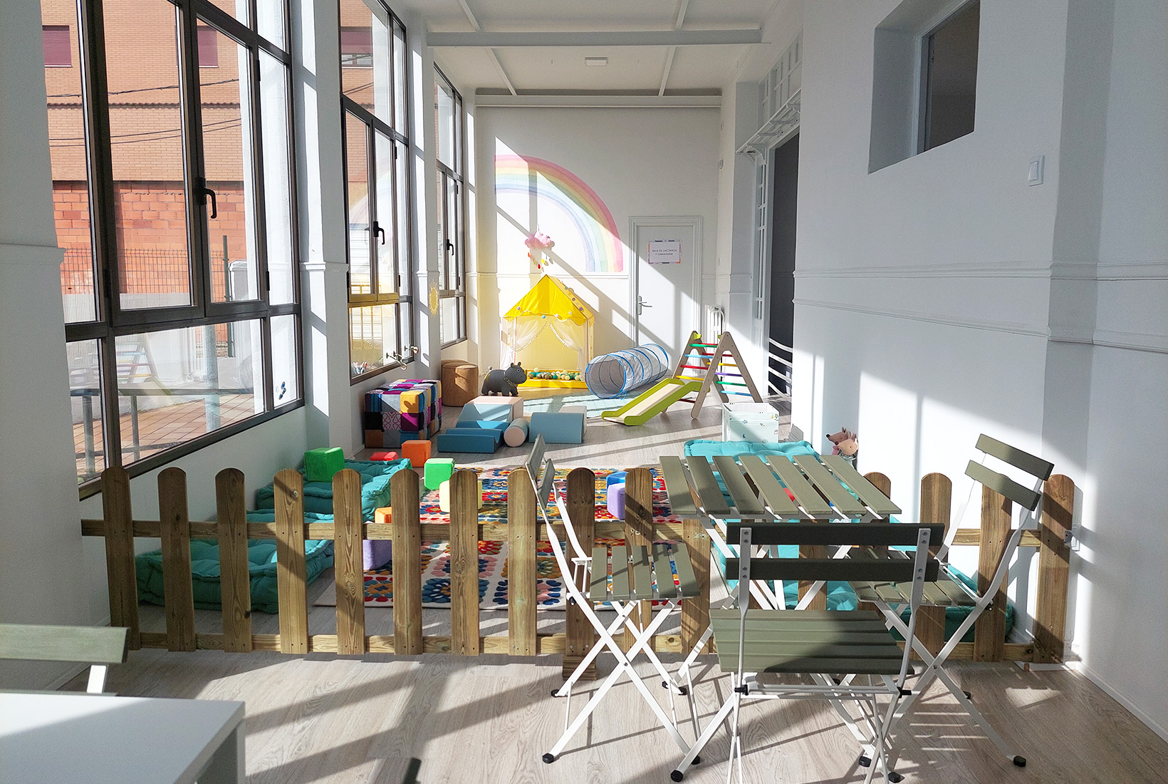 Sala de bebés de Limalimón, cafetería para familias en León, donde hay juegos y unas mesas para los acompañantes.