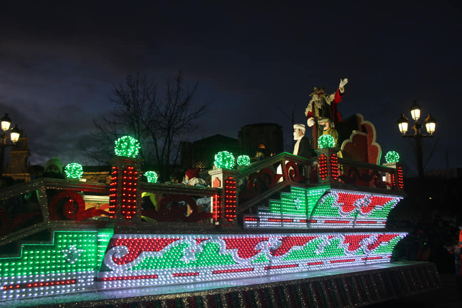 El Rey Melchor saluda desde su luminosa carroza en la Cabalgata de Reyes Magos de León