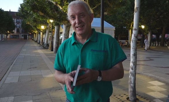 El escritor José María Lebrero posa con un libro