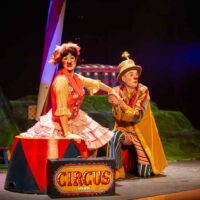 Pareja de clowns interpretando una escena de la obra de teatro familiar 'A la gloria con Gloria'