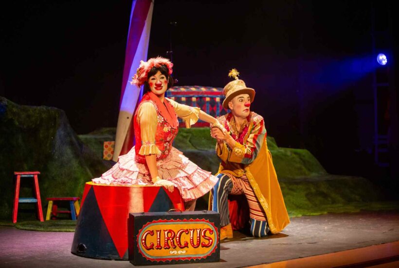 Pareja de clowns interpretando una escena de la obra de teatro familiar 'A la gloria con Gloria'