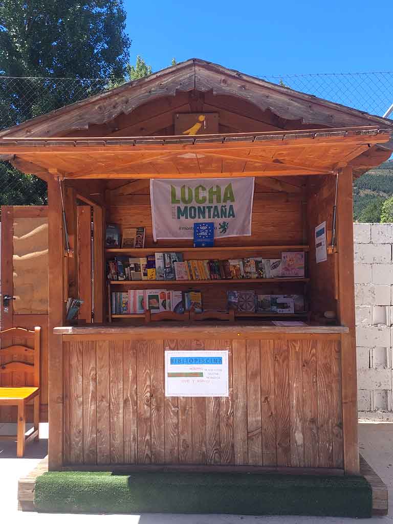 Kiosko con libros de la bibliopiscina de Boñar