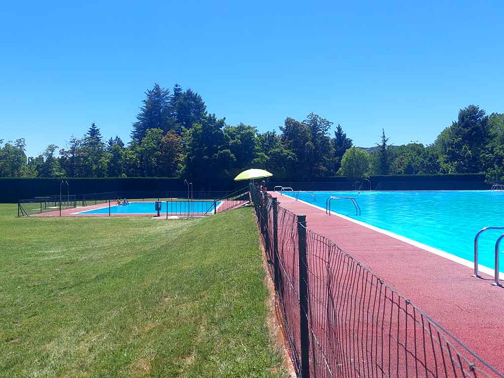 Piscinas pequeña y grande en Boñar