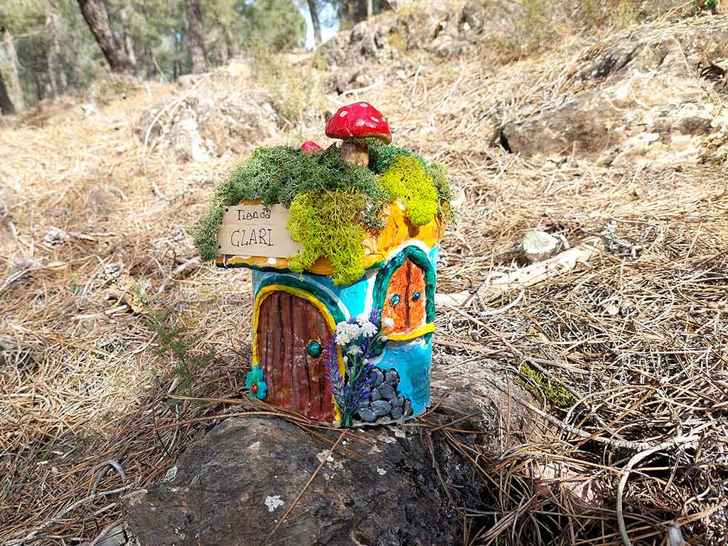 Casita hecha a mano ubicada en el Bosque Mágico de Alija del Infantado
