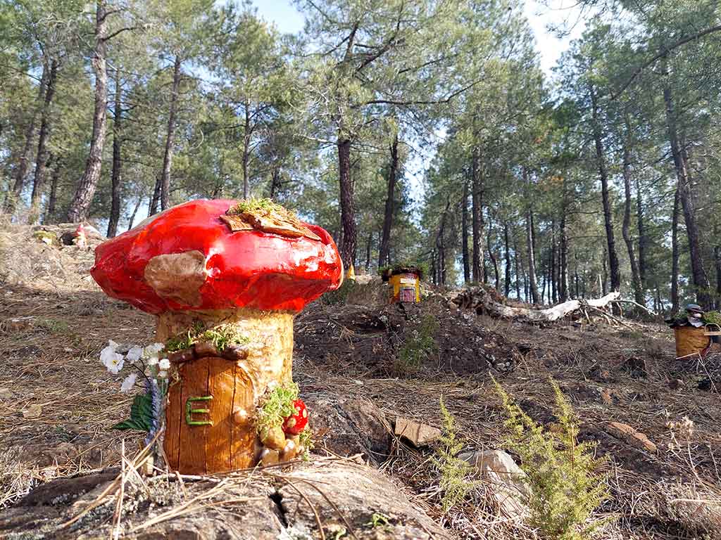 Casita hecha a mano ubicada en el Bosque Mágico de Alija del Infantado