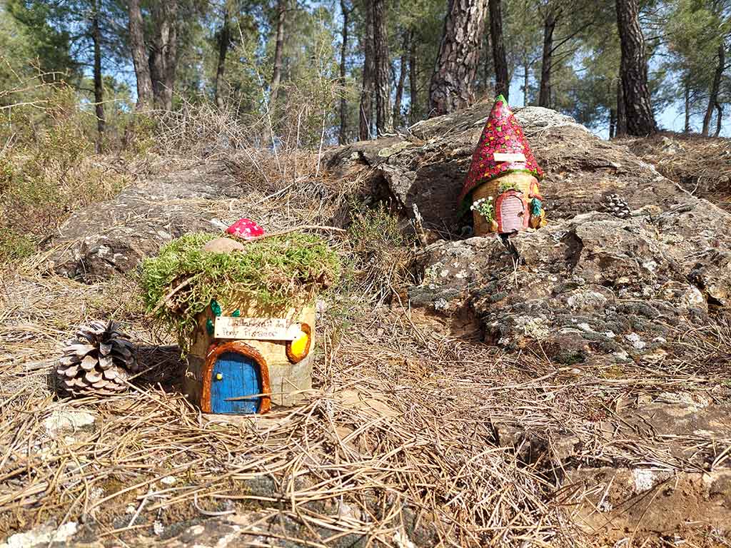 Casitas hechas a mano ubicada en el Bosque Mágico de Alija del Infantado