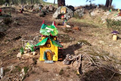 Casita hecha a mano ubicada en el Bosque Mágico de Alija del Infantado