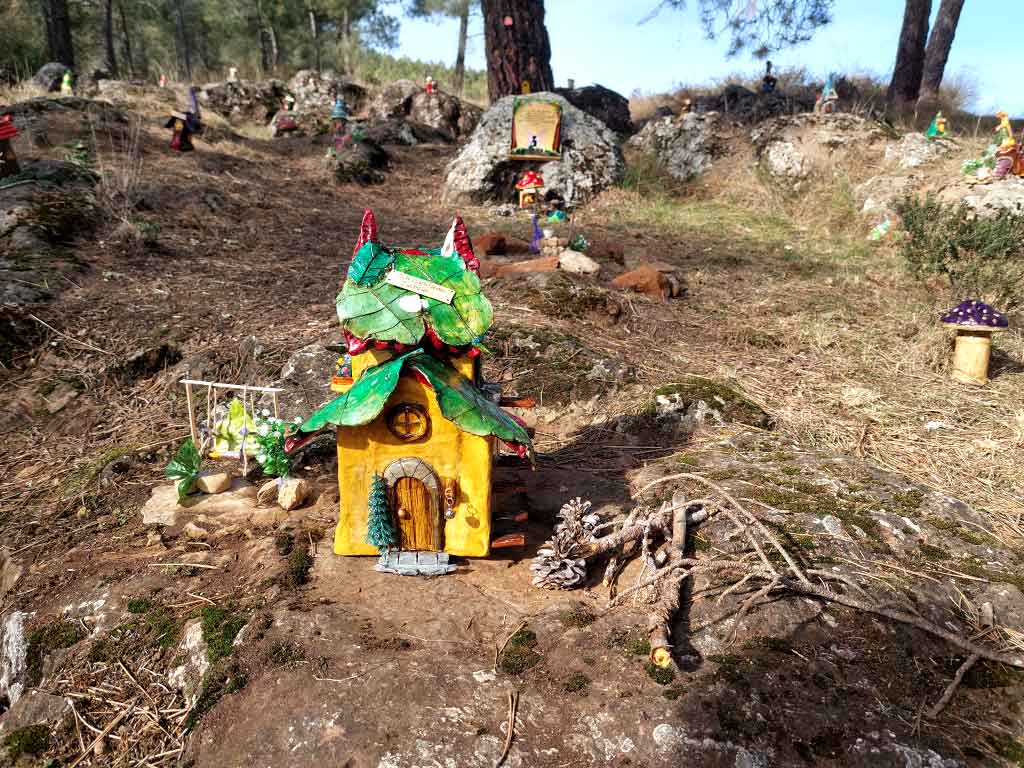 Casita hecha a mano ubicada en el Bosque Mágico de Alija del Infantado