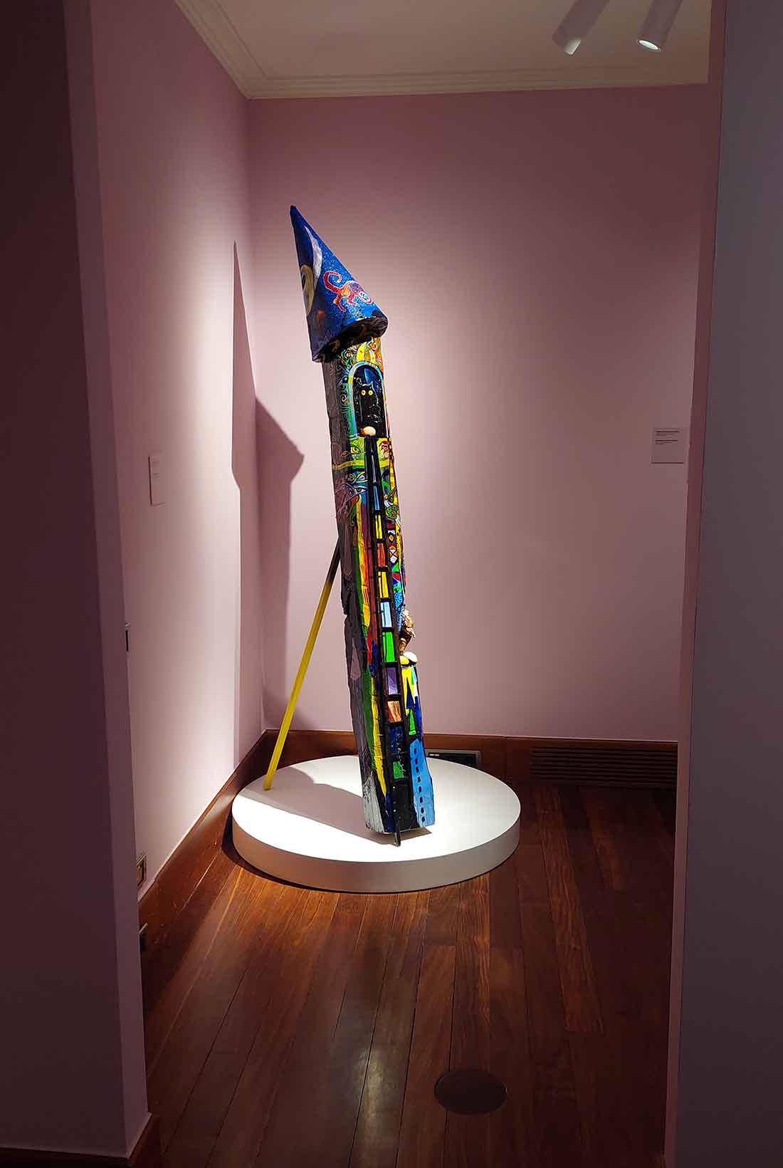 Escultura en forma de alta casa finalizada en un cono con mucho colorido en una sala del Museo Casa Botines Gaudí