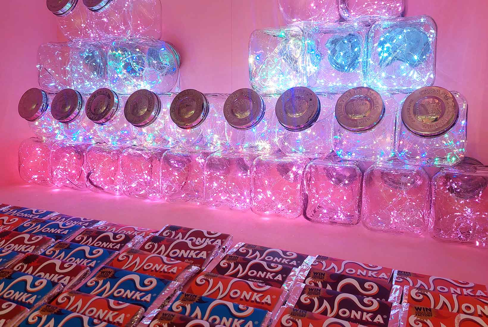 Tarros de caramelos llenos de luces y chocolatinas de Wonka en la exposición sobre Tim Burton del Museo Munic en Carracedelo.