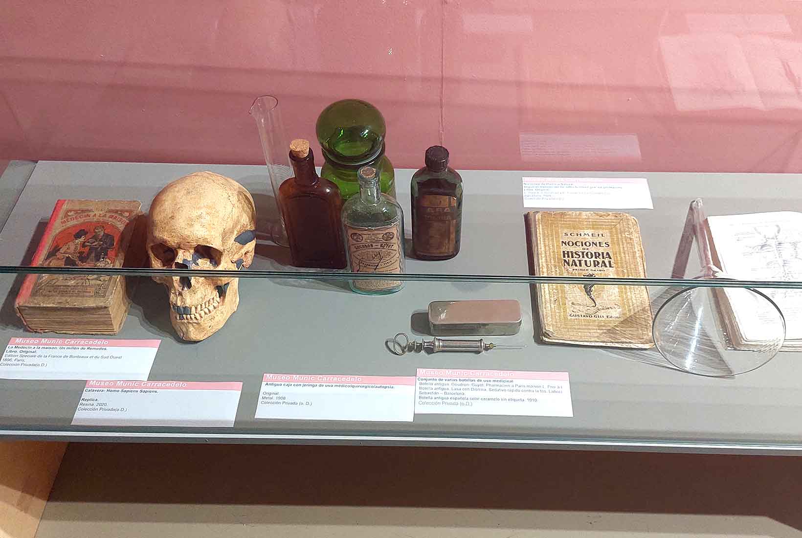 Varios elementos y libros relacionados con la medicina en en la exposición sobre Tim Burton del Museo Munic en Carracedelo.