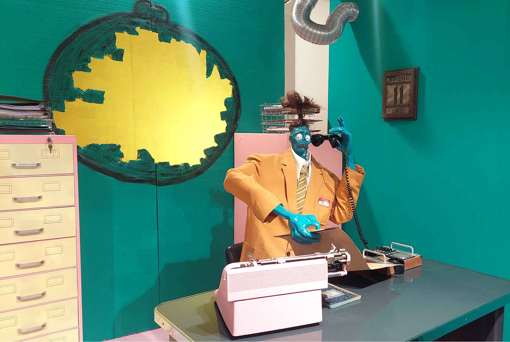 Figura de la película de Beetlejuice, que representa a Bob en una oficina trabajando en en la exposición sobre Tim Burton del Museo Munic en Carracedelo.