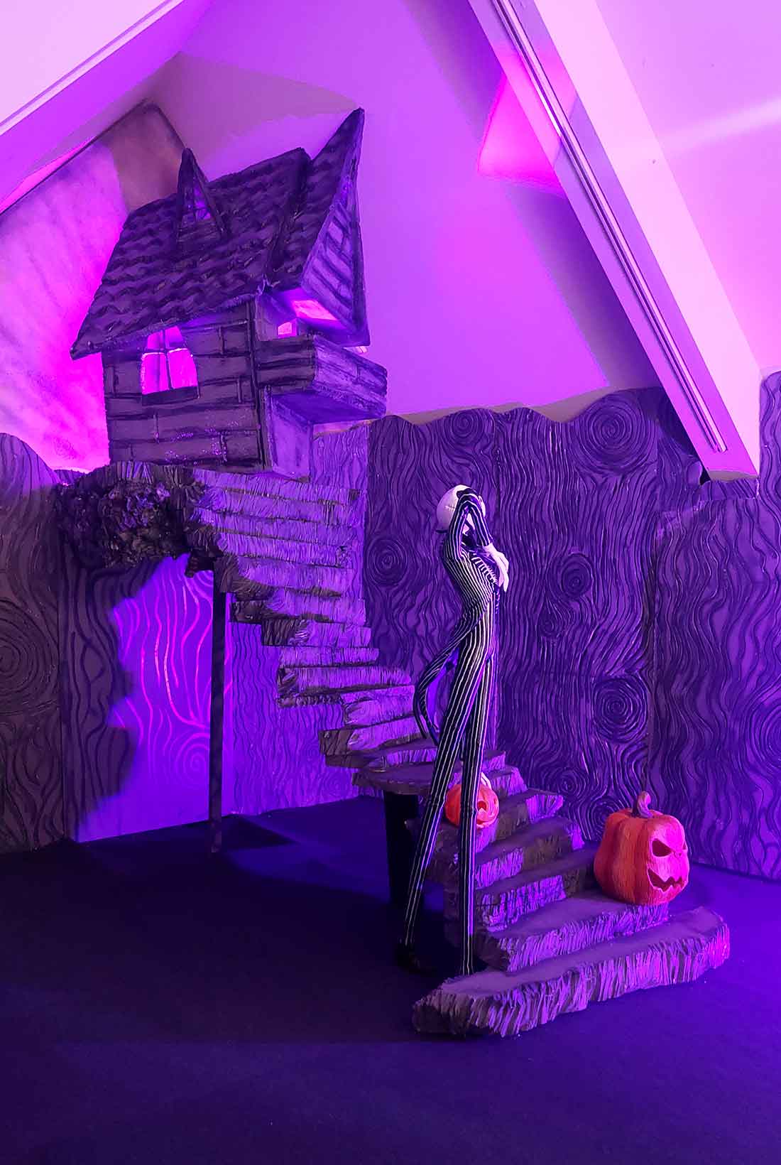 Representación de Pesadilla antes de la Navidad en la exposición sobre Tim Burton del Museo Munic en Carracedelo. Casa de Jack Skelleton.