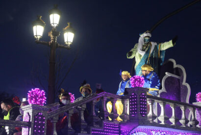 El Rey Baltasar saluda subido en su carroza en la Cabalgata de Reyes Magos de León