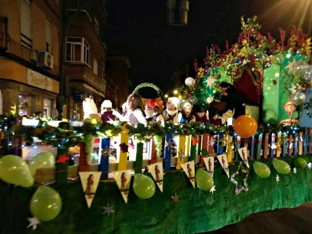 Niños subidos en una carroza decorada en la cabalgata de la vieja del monte