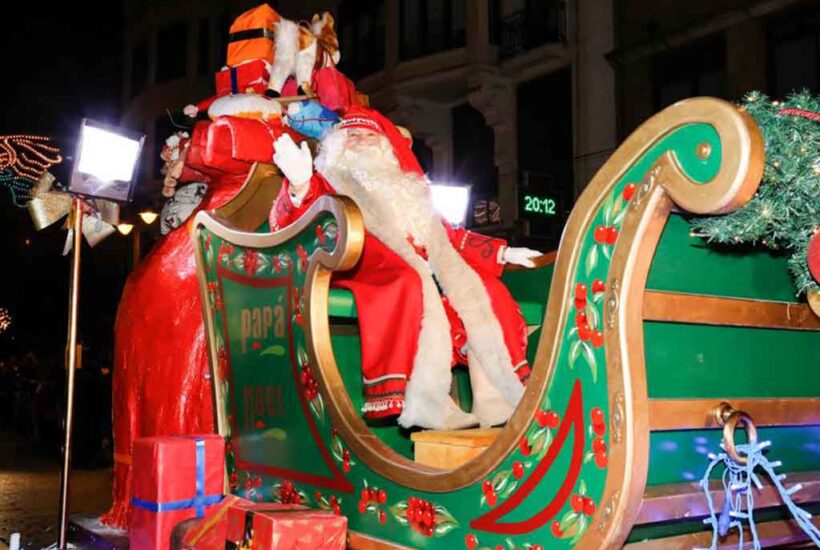 Papá Noel saluda desde su carroza en el desfile de la Cabalgaza de León