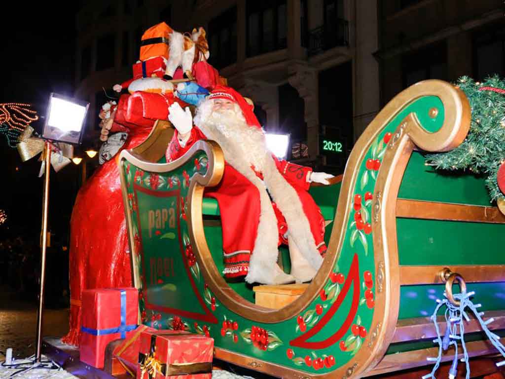 Papá Noel saluda desde su carroza en el desfile de la Cabalgaza de León