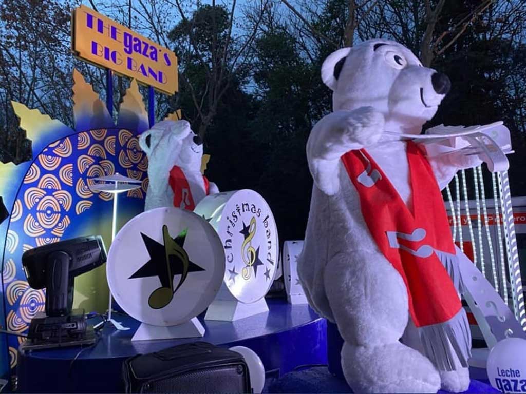 Muñecos de osos polares en una carroza del desfile de la Cabalgaza de Papá Noel en León