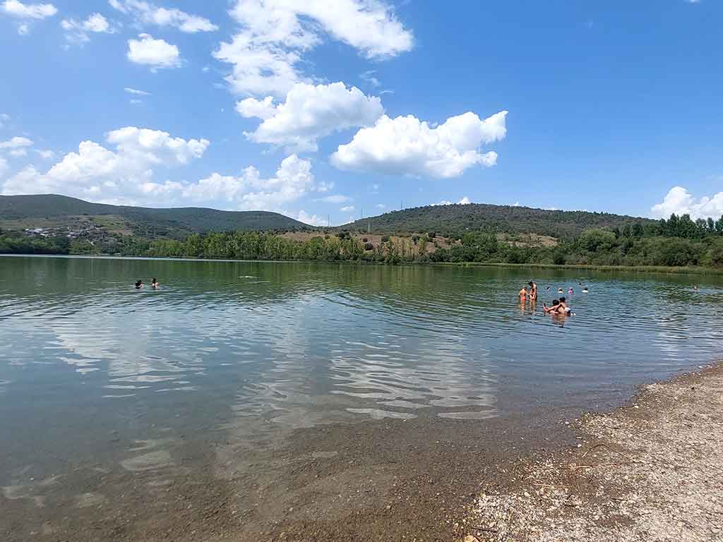 Bañistas en el Lago de Carucedo