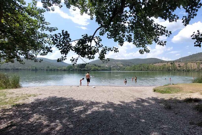 Varios bañistas se bañan en el Lago de Carucedo, en El Bierzo