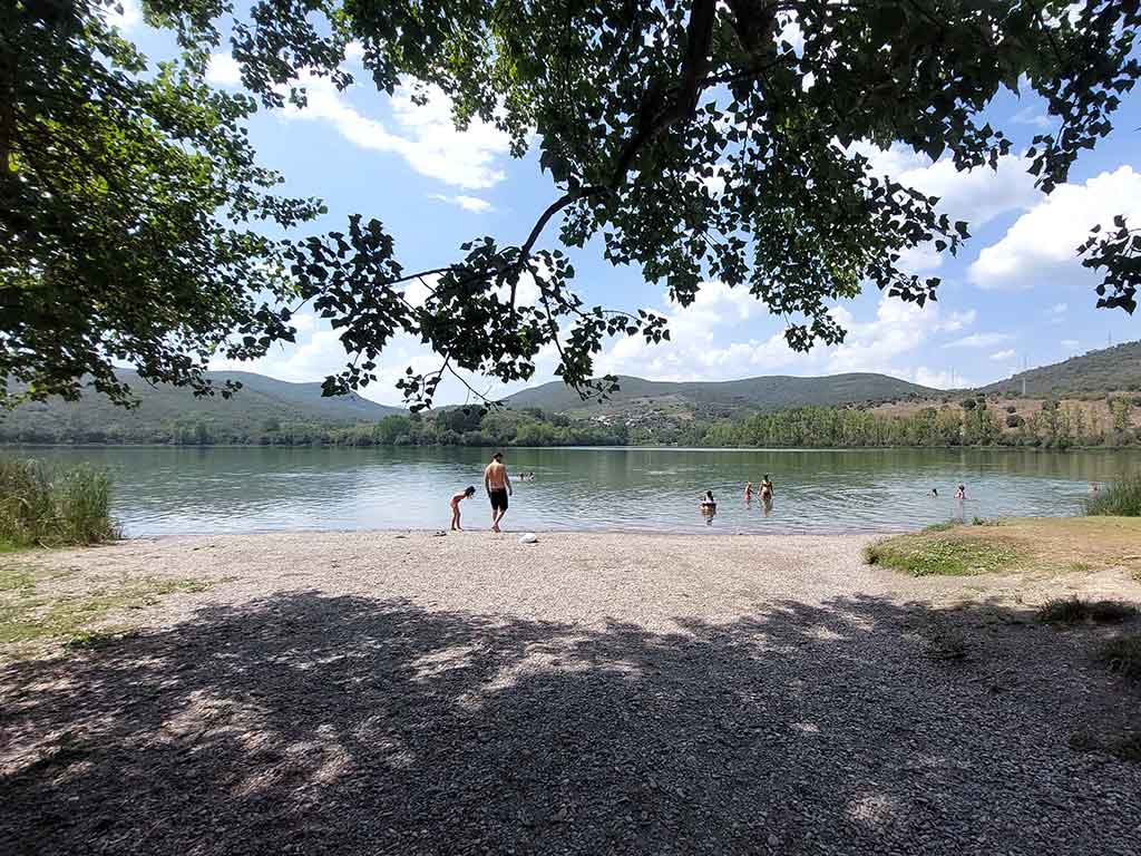 Varios bañistas se bañan en el Lago de Carucedo, en El Bierzo