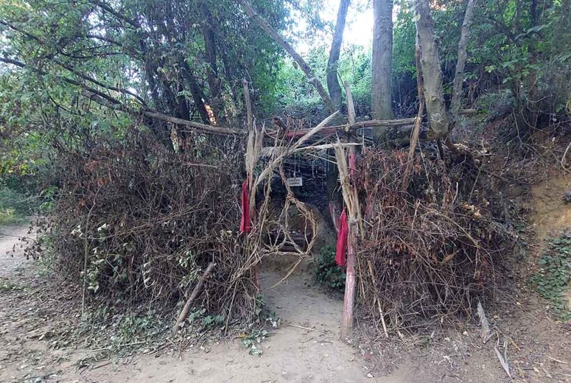 Construcción de palos para formar una cabaña llamada La Casa del Chamán, en La Candamia