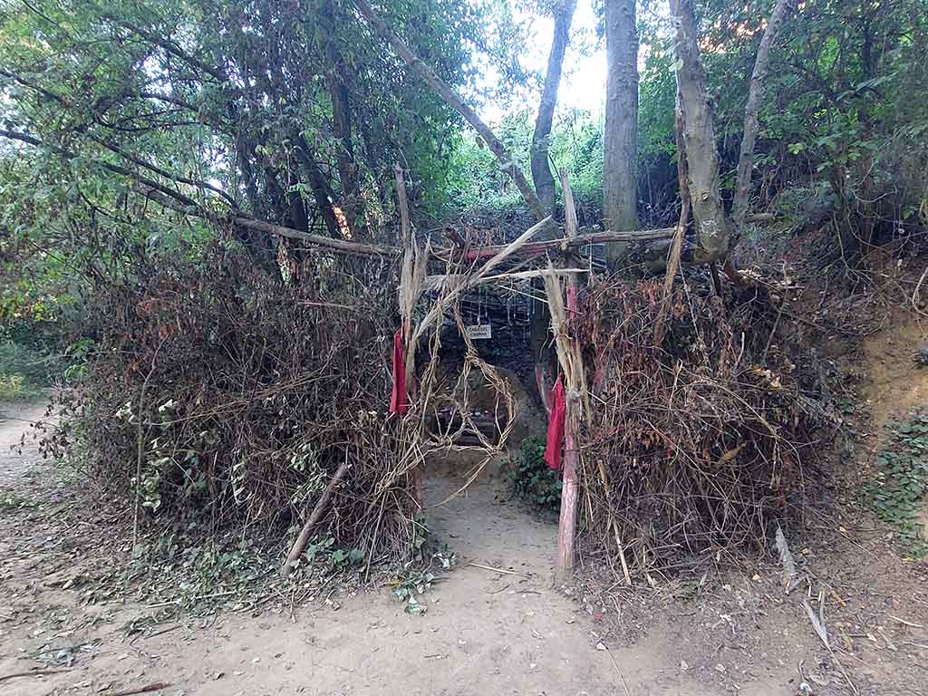 Construcción de palos para formar una cabaña llamada La Casa del Chamán, en La Candamia