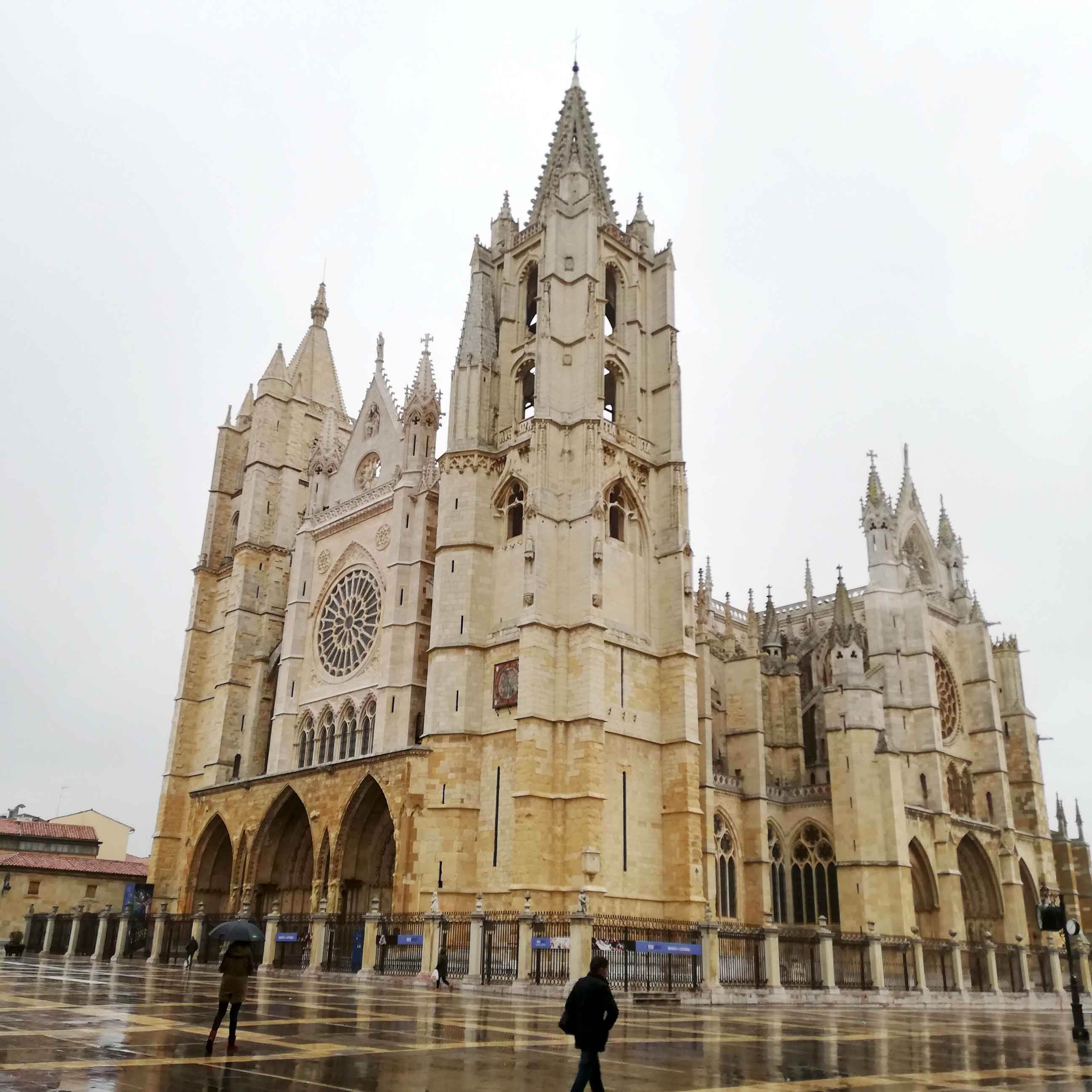 Imagen de la Catedral de León en un día lluvioso.
