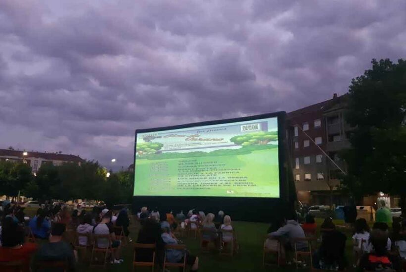 Pantalla gigante ubicada en el Paseo de Quintanilla de León para el cine de verano