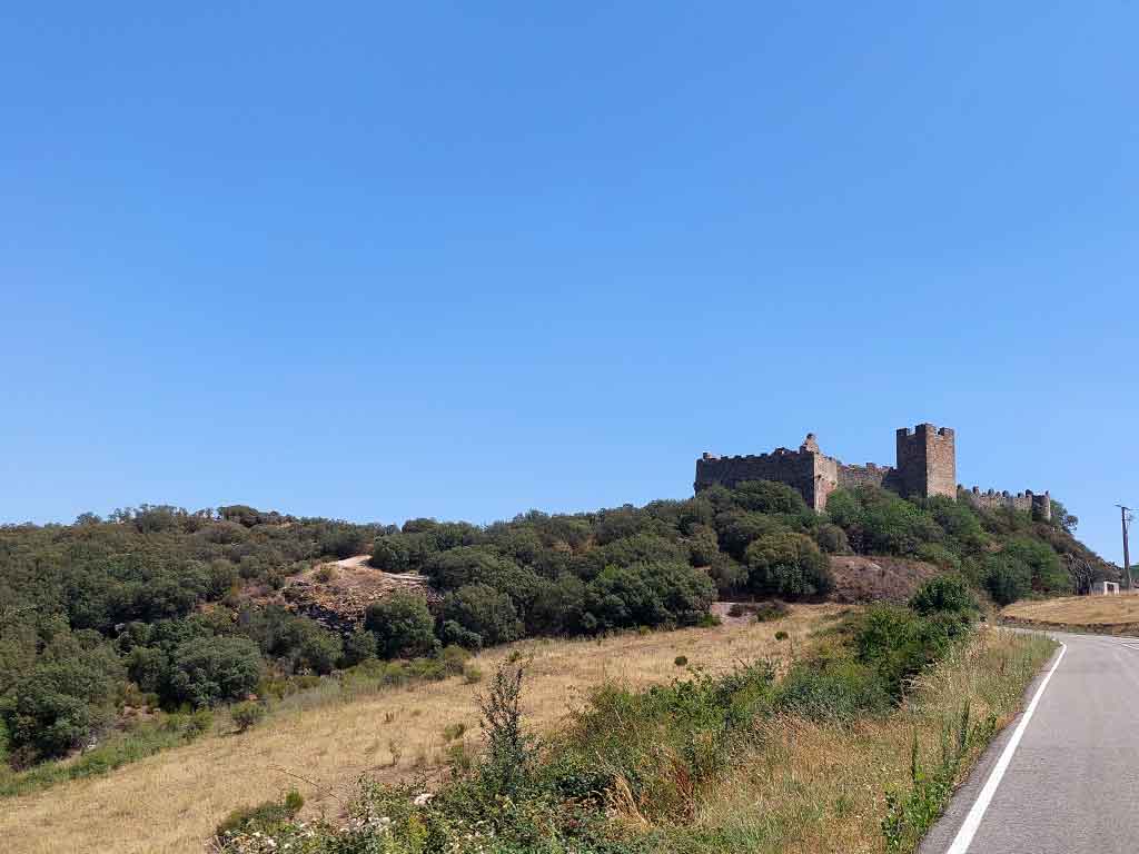 Vista del Castillo de Cornatel desde la carretera