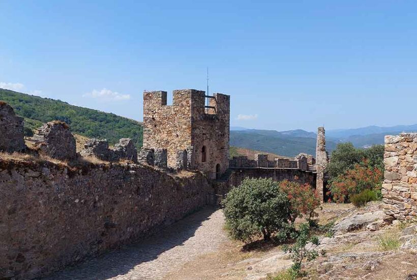 Vista desde el interior de la fortaleza de una de las torres del Castillo de Cornatel