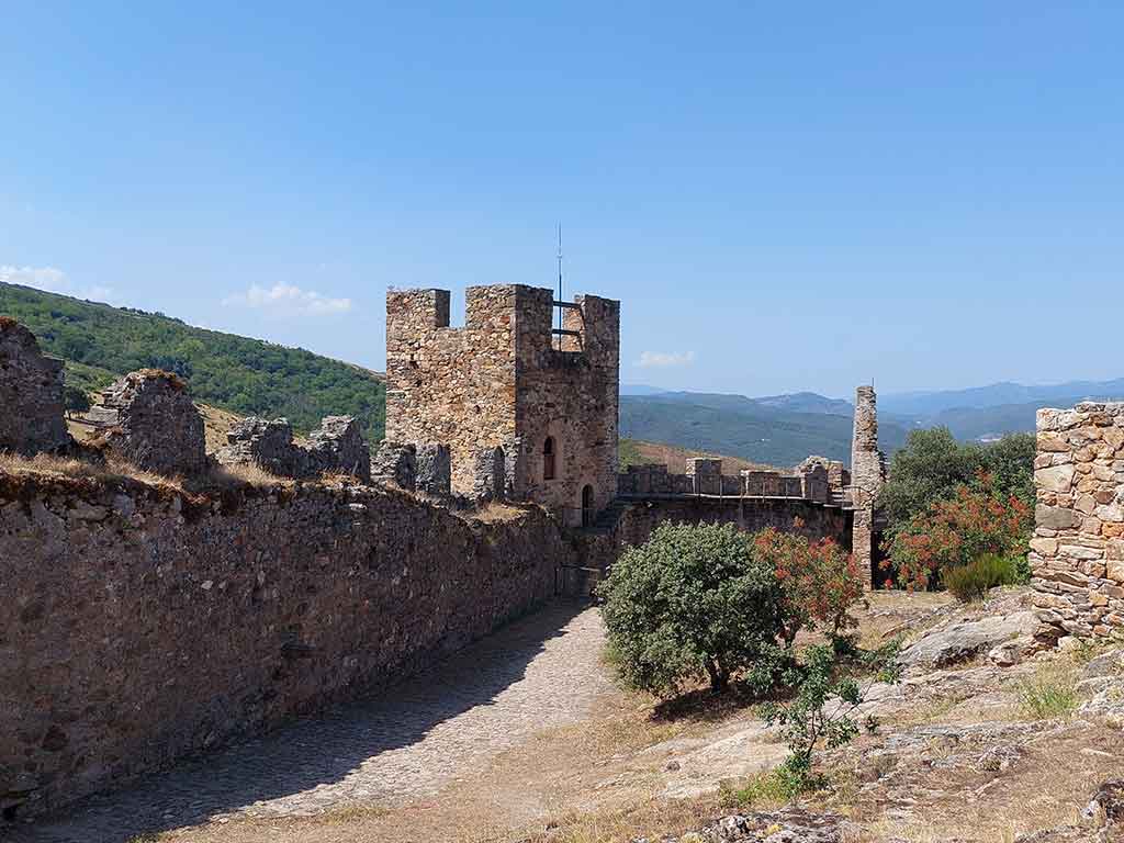 Vista desde el interior de la fortaleza de una de las torres del Castillo de Cornatel