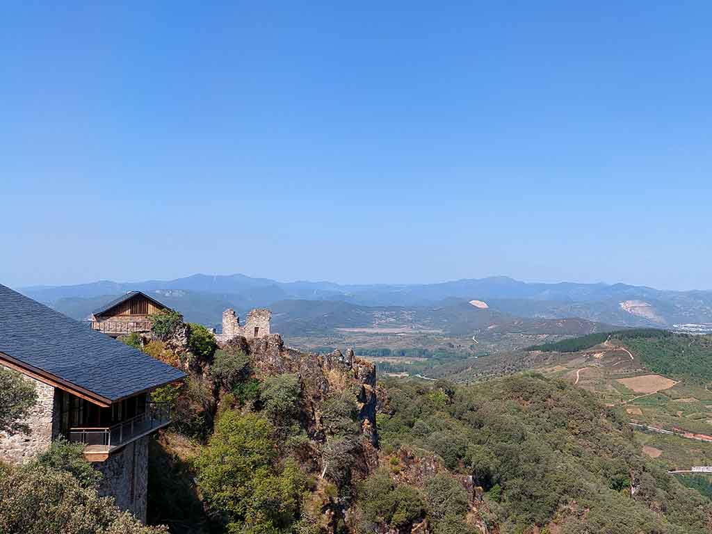 Vista de uno de los muros del Castillo de Cornatel y de la llamada Casa Colgante