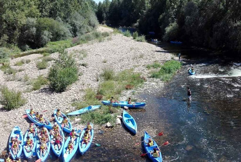 Numerosos niños preparados en sus canoas para comenzar el Descenso del Órbigo, en Veguellina del Órbigo