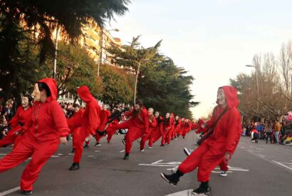 Grupo disfrazado de La Casa de Papel en el desfile de Carnaval de León