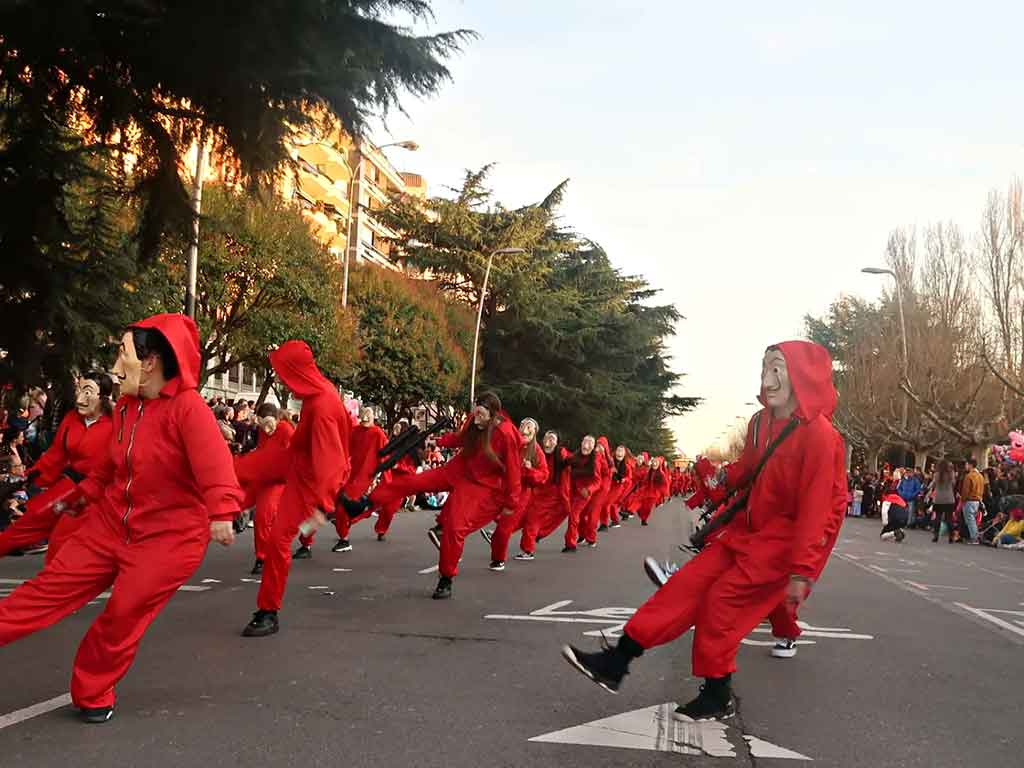 Grupo disfrazado de La Casa de Papel en el desfile de Carnaval de León