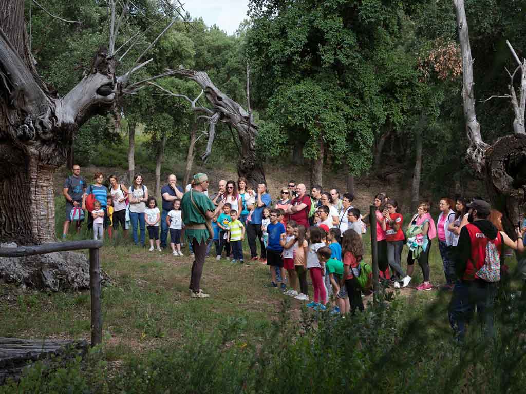 Los participantes atienden a lo que cuenta el trasno