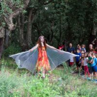 La Nubera explica a los niños cómo controla el tiempo en la Senda Encantada de Cobrana