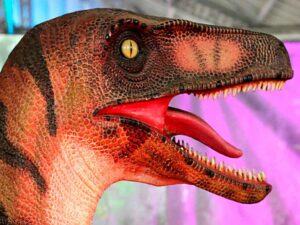 Dinosaurio animatrónico con la boca abierta