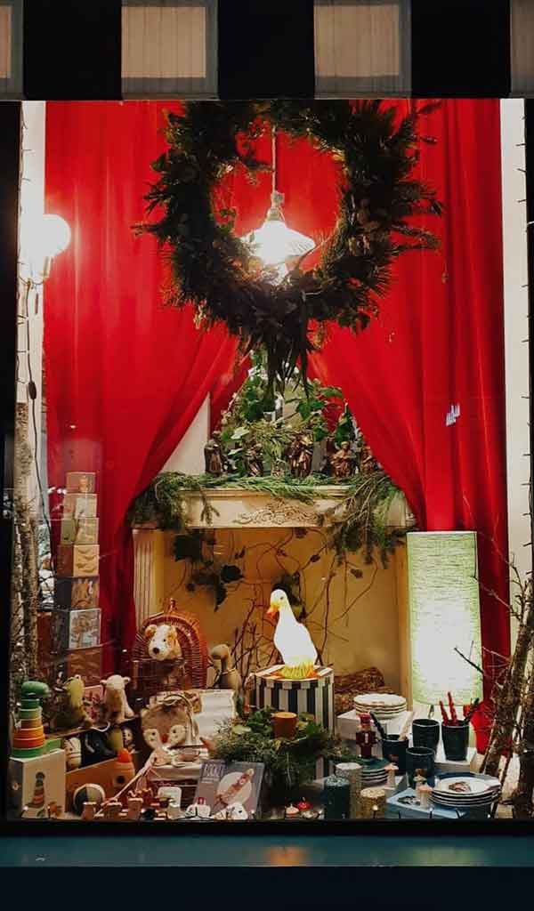 Escaparate navideño con juguetes y decoración