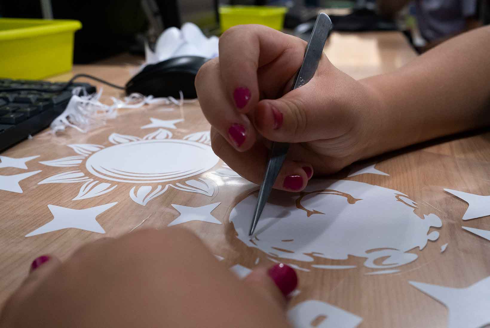 Una niña trabaja en un proyecto en fab Lab León.