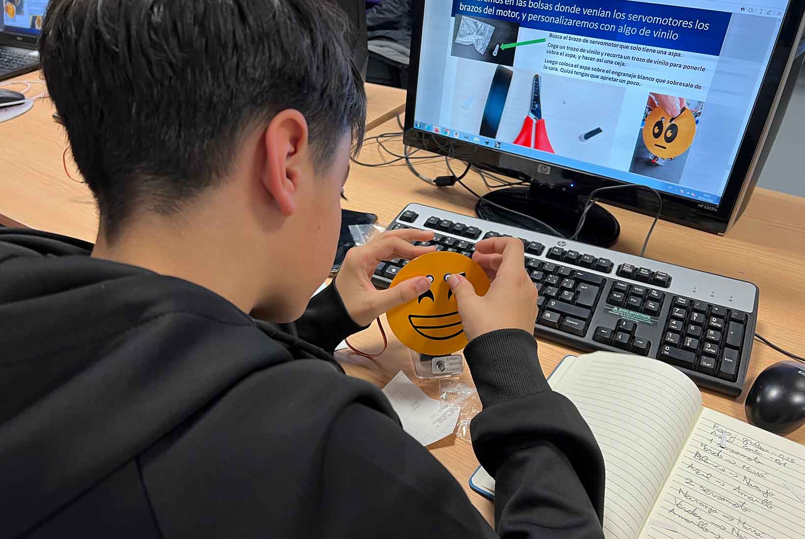Un niño trabaja en un proyecto de Fab Lab León. 